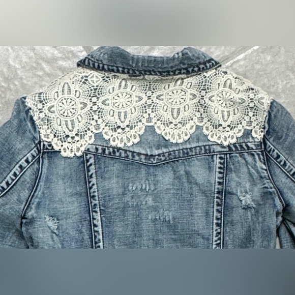 **NEW** - WOMEN’S DENIM DISTRESSED BLUE JEAN JACKET W/LACE (SMALL) - Picture 7 of 8